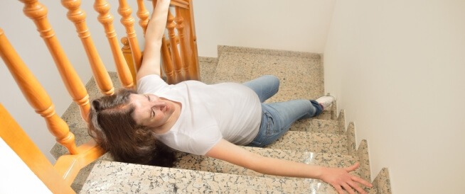 النساء يسقطن على السلالم أكثر من الرجال؟
