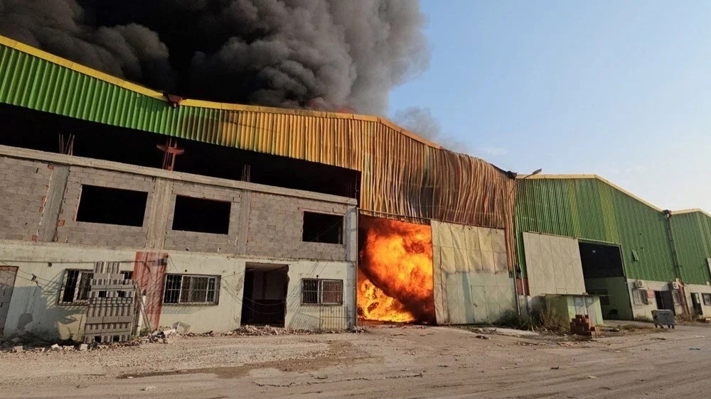 حريق ضخم في مصنع لمعالجة البلاستيك في أضنة امتدّ إلى مصنع مجاور