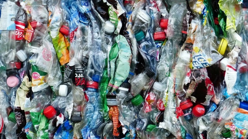 علماء روس يبتكرون طريقة لتحويل البلاستيك إلى منتجات نفطية