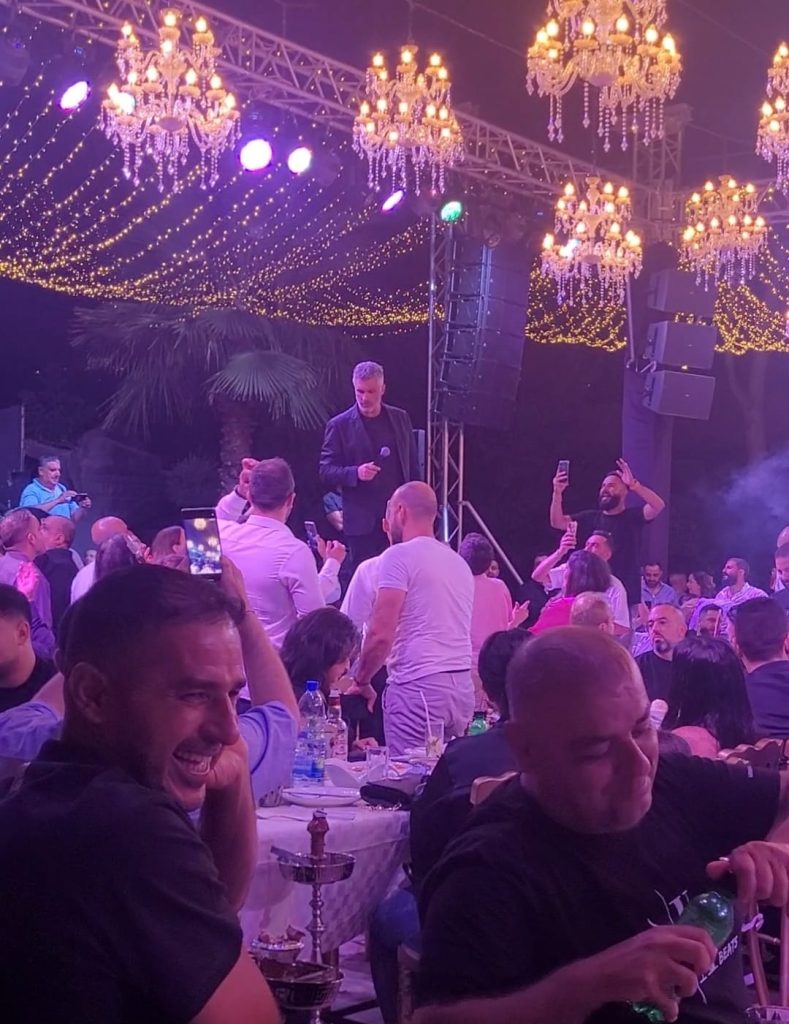 فارس كرم يحيي حفلًا غنائيًا في  نبع البحصاصة!