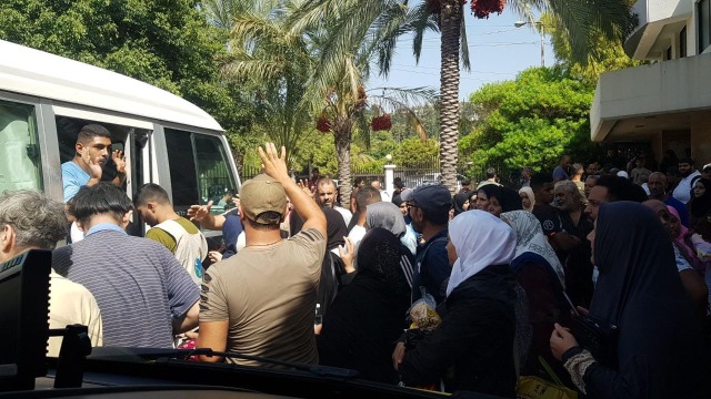 بالصور:  نقل عائلات من الموصلي الى سبلين بالباصات