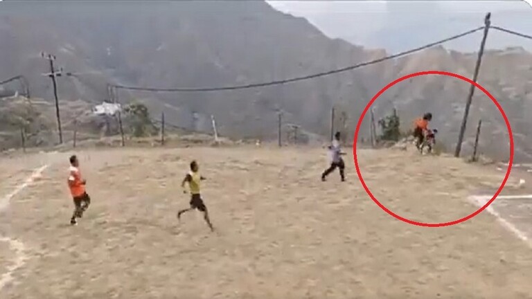 فيديو مرعب.. سقوط شابين من سفح جبلي شاهق أثناء لعبهما كرة القدم!