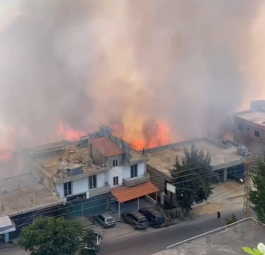 بالصور: اصابات واجلاء سكان.. جنون النار مستمرّ في بلدتي قبعيت وحرار العكّاريّتين