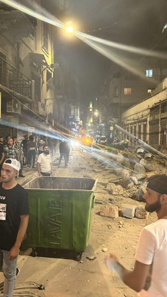بالفيديو والصور.. سقوط مبنى قرب فرن المير في طرابلس!