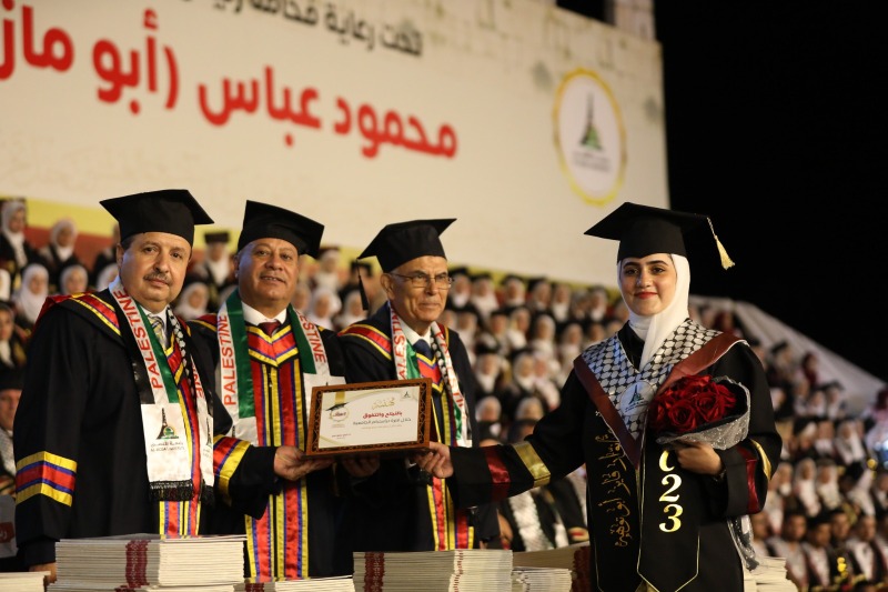 د. أبو هولي ممثلاً الرئيس عباس بتخرج "جامعة الأقصى": الرئيس يولي اهتماماً كبيراً بفئة خريجي الجامعات