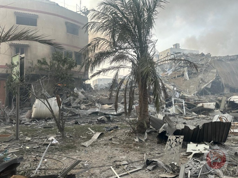 بالصور..  طائرات الاحتلال تدمر مكتب وكالة معا في غزة