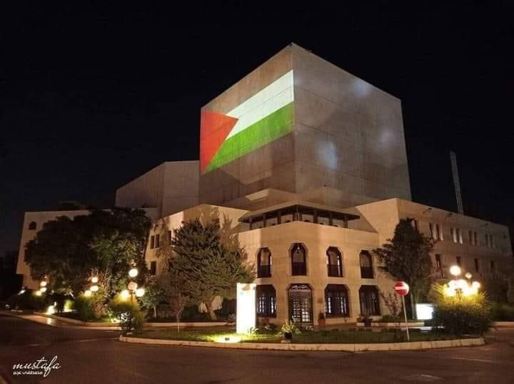 بالصورة.. إضاءة مبنى دار الأوبرا في دمشق بعلم فلسطين