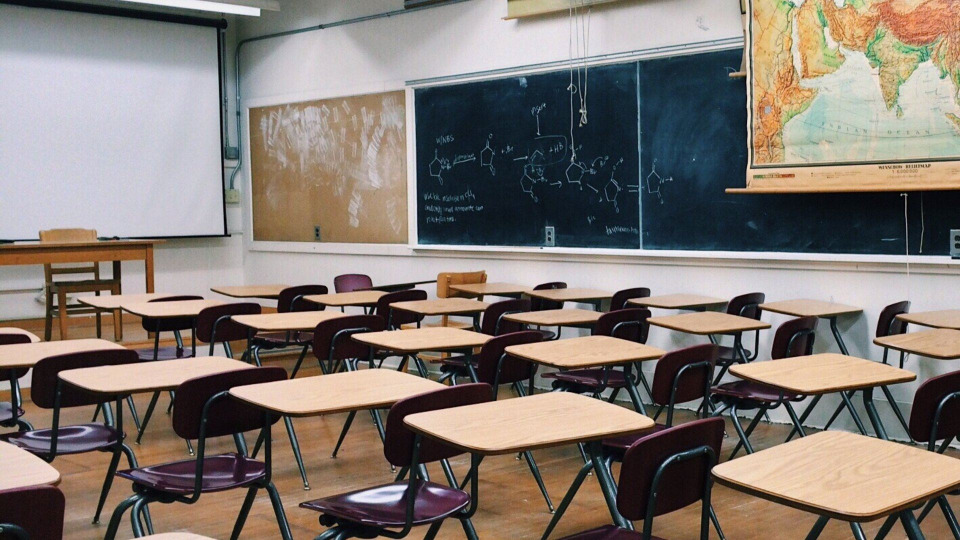 وزير التربية يعلن استمرار اقفال المدارس في الأقضية المتاخمة للحدود الجنوبية الدولية
