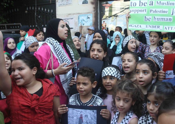 تظاهرة غاضبة لقطاع المراة في الجبهة الديمقراطية بمخيم عين الحلوة تنديدا بوحشية وعدوانية الاحتلال في قطاع غزة