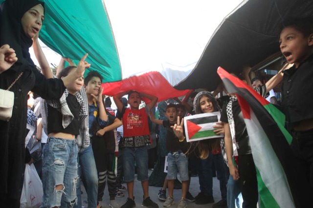تظاهرة غاضبة لقطاع المراة في الجبهة الديمقراطية بمخيم عين الحلوة تنديدا بوحشية وعدوانية الاحتلال في قطاع غزة