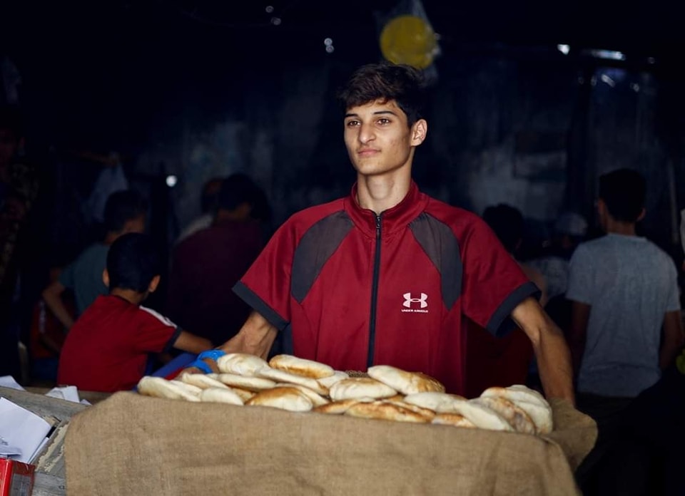 بالصور | زحمة مواطنين على شراء الخبز وسط نقص الإمدادات الغذائية والوقود في خان يونس جنوب قطاع غزة