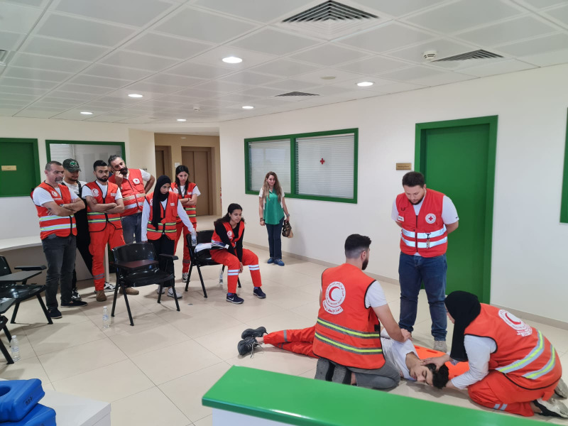قائد وحدة الإسعاف والطوارئ في لبنان يتفقد تدريب المستجيب الأول في مركز تدريب "الصليب الأحمر  اللبناني"