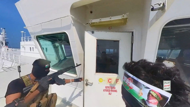 بالفيديو - مشاهد من العملية العسكرية النوعية للقوات المسلحة اليمنية على السفينة الإسرائيلية والسيطرة عليها