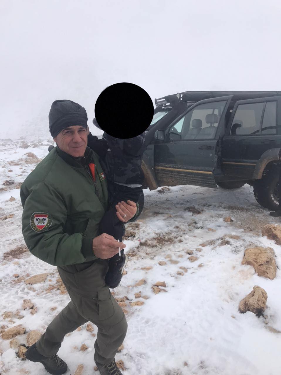 بالصور - بينهم طفل ... إنقاذ 4 مواطنين حاصرتهم الثلوج!