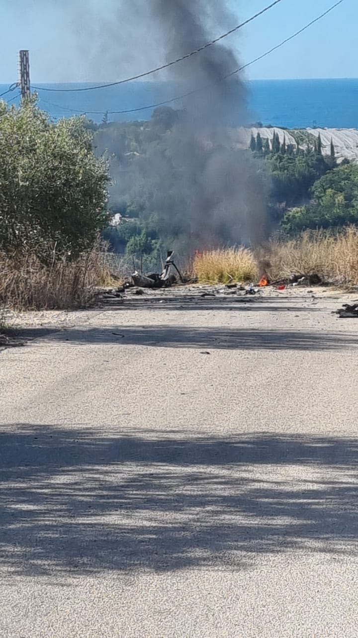 بالصور- غارة اسرائيلية تستهدف سيارة مدنية على الطريق بين بلدتي الشعيتية و المعلية.