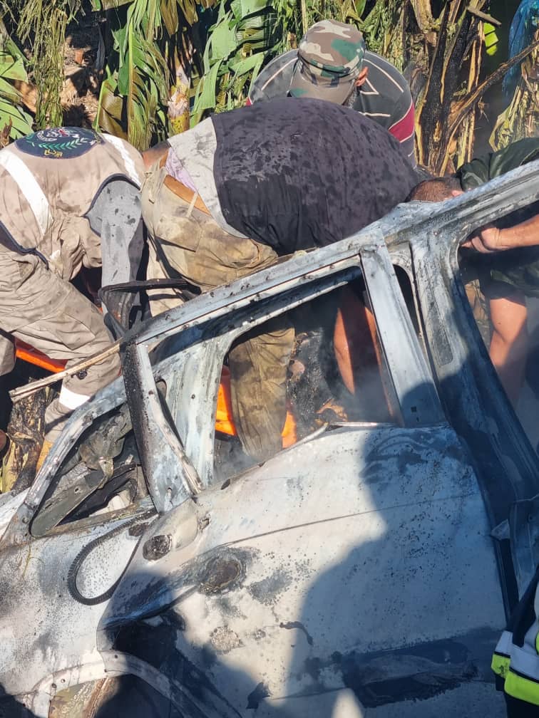 بالصور- لحظة انتشال شهداء من داخل السيارة التي استهدفتها قوات الاحتلال