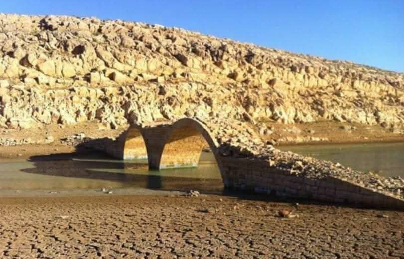 ظهور جسر قديم بعد جفاف بحيرة القرعون .. بعدسة الصحافي سامر الصلح